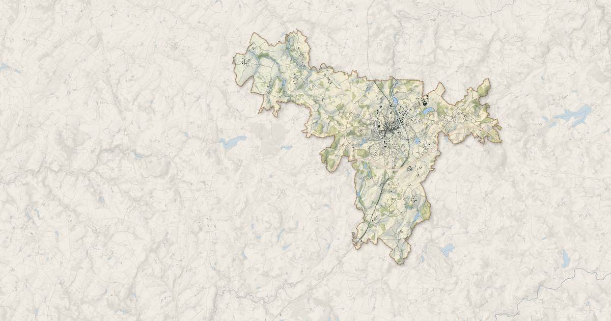 Portrait cartographique de La Souterraine : relief, eau, forêts, bâti et voies, calculés à partir des données de l'IGN