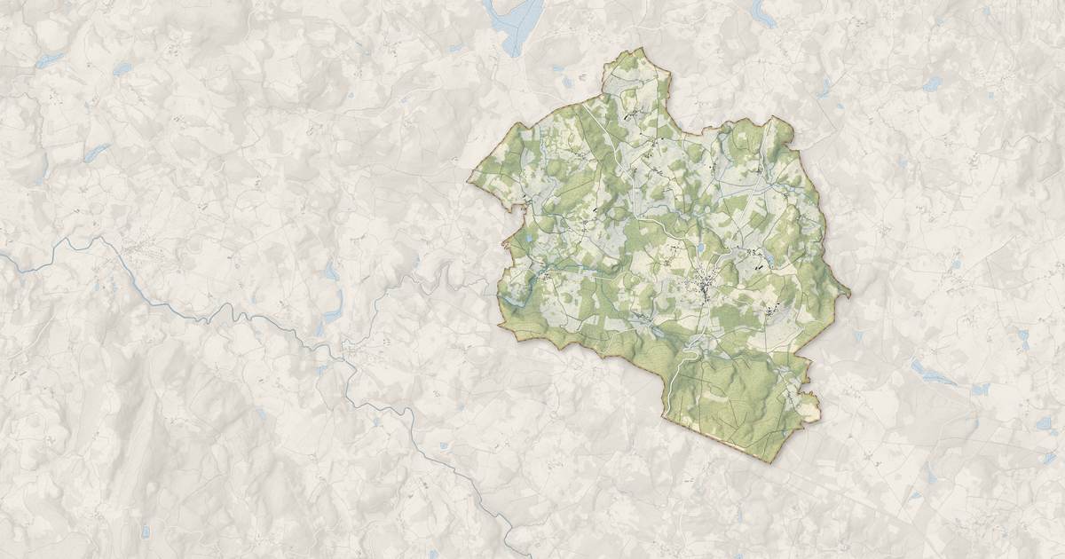 Portrait cartographique de Saint-Georges-la-Pouge : relief, eau, forêts, bâti et voies, calculés à partir des données de l'IGN