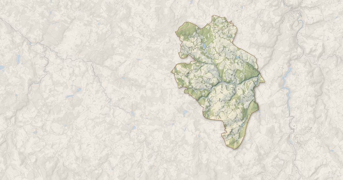 Portrait cartographique de Saint-Marc-à-Frongier : relief, eau, forêts, bâti et voies, calculés à partir des données de l'IGN