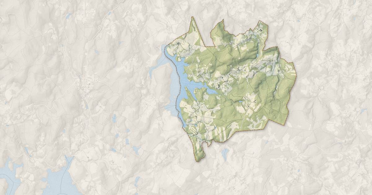 Portrait cartographique de Saint-Marc-à-Loubaud : relief, eau, forêts, bâti et voies, calculés à partir des données de l'IGN
