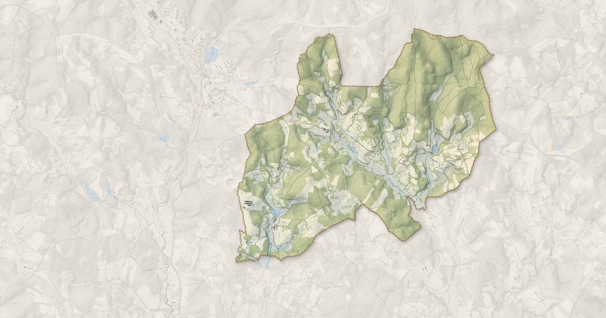 Portrait cartographique de Saint-Martial-le-Vieux : relief, eau, forêts, bâti et voies, calculés à partir des données de l'IGN