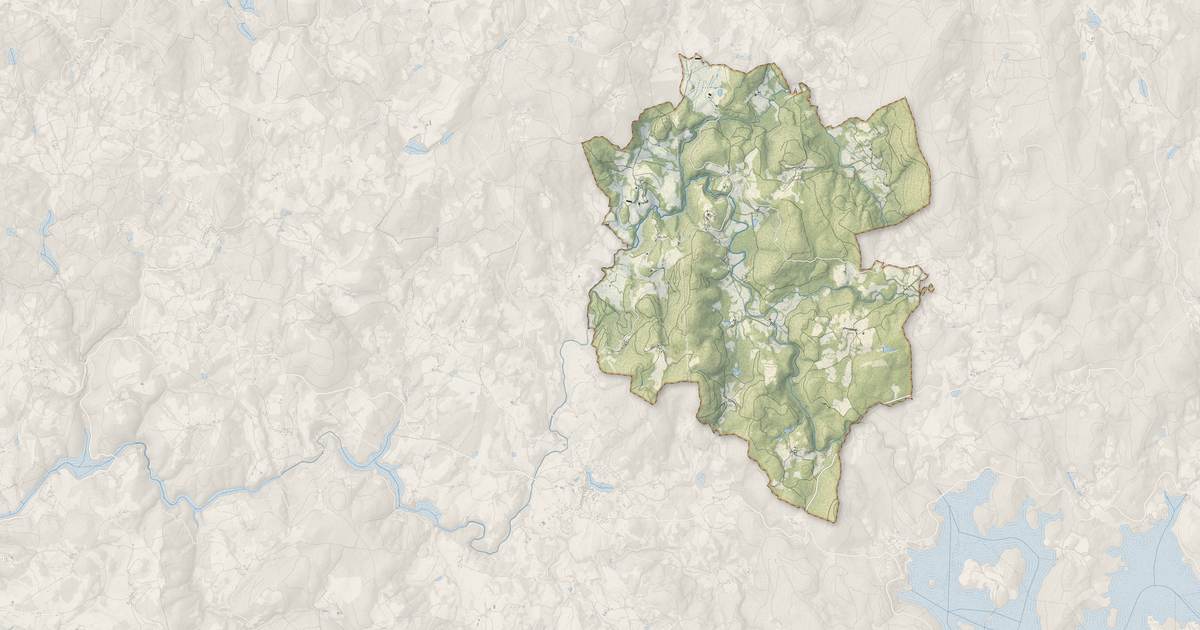 Portrait cartographique de Saint-Martin-Château : relief, eau, forêts, bâti et voies, calculés à partir des données de l'IGN