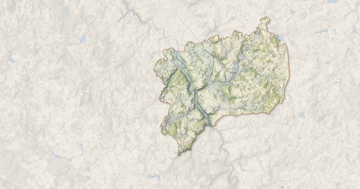 Portrait cartographique de Saint-Médard-la-Rochette : relief, eau, forêts, bâti et voies, calculés à partir des données de l'IGN