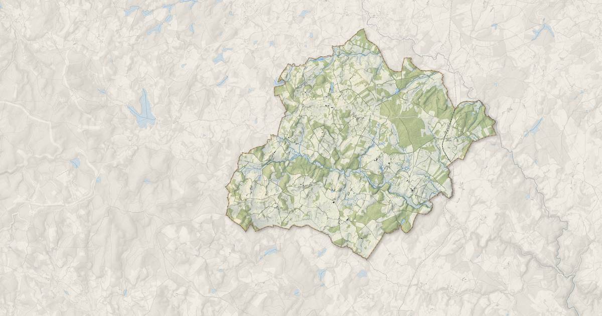 Portrait cartographique de Saint-Merd-la-Breuille : relief, eau, forêts, bâti et voies, calculés à partir des données de l'IGN