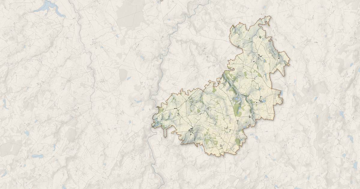Portrait cartographique de Saint-Priest : relief, eau, forêts, bâti et voies, calculés à partir des données de l'IGN