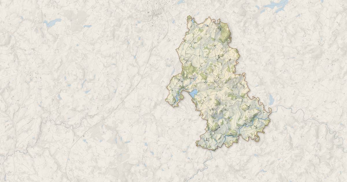 Portrait cartographique de Saint-Priest-la-Feuille : relief, eau, forêts, bâti et voies, calculés à partir des données de l'IGN