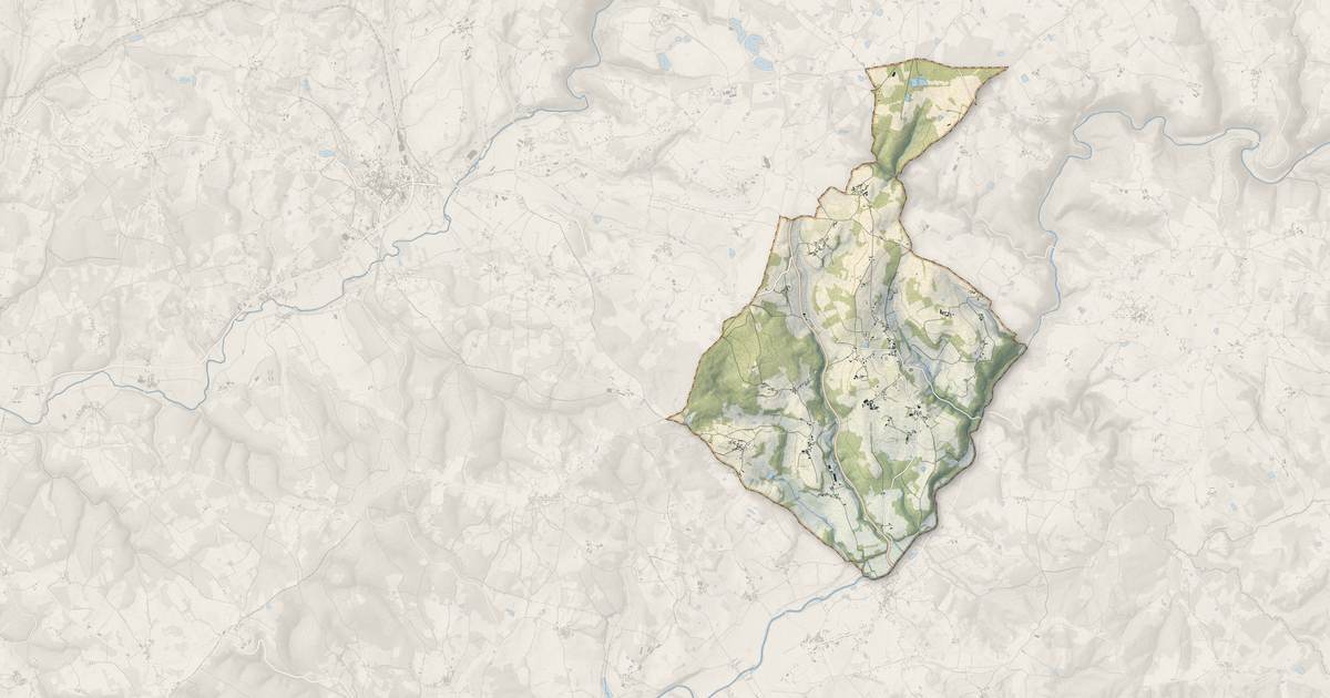 Portrait cartographique de Anlhiac : relief, eau, forêts, bâti et voies, calculés à partir des données de l'IGN