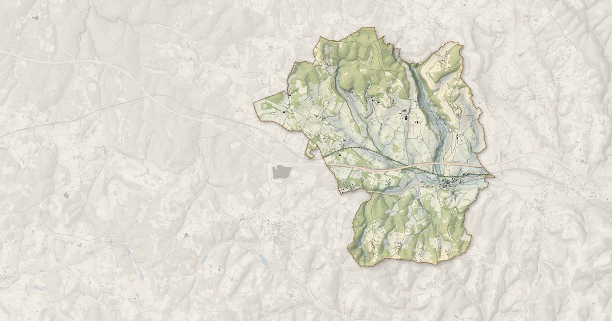 Portrait cartographique de Azerat : relief, eau, forêts, bâti et voies, calculés à partir des données de l'IGN