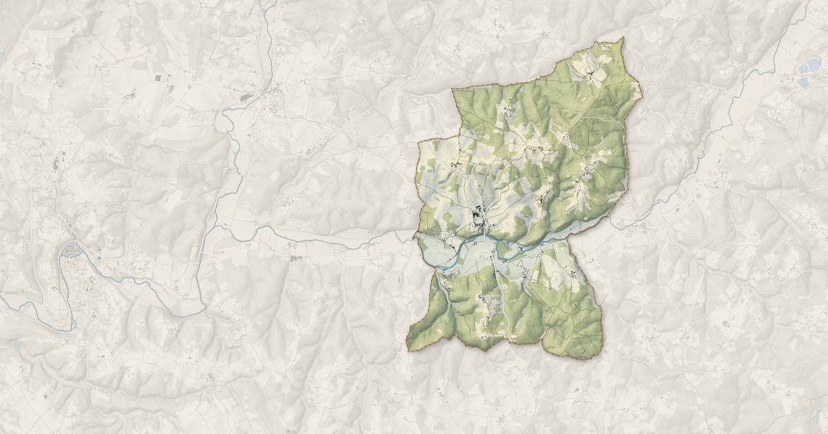 Portrait cartographique de La Chapelle-Faucher : relief, eau, forêts, bâti et voies, calculés à partir des données de l'IGN