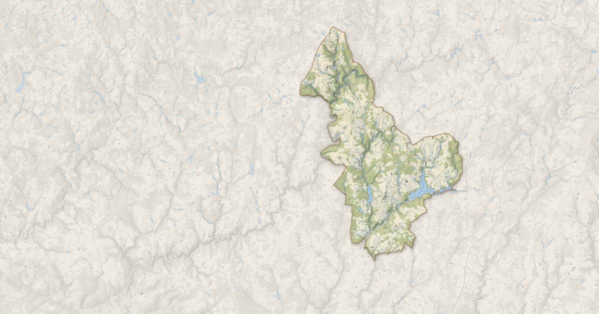 Portrait cartographique de Mialet : relief, eau, forêts, bâti et voies, calculés à partir des données de l'IGN
