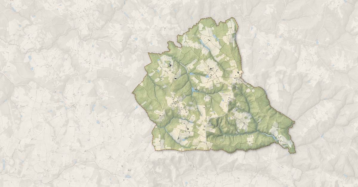Portrait cartographique de Monfaucon : relief, eau, forêts, bâti et voies, calculés à partir des données de l'IGN
