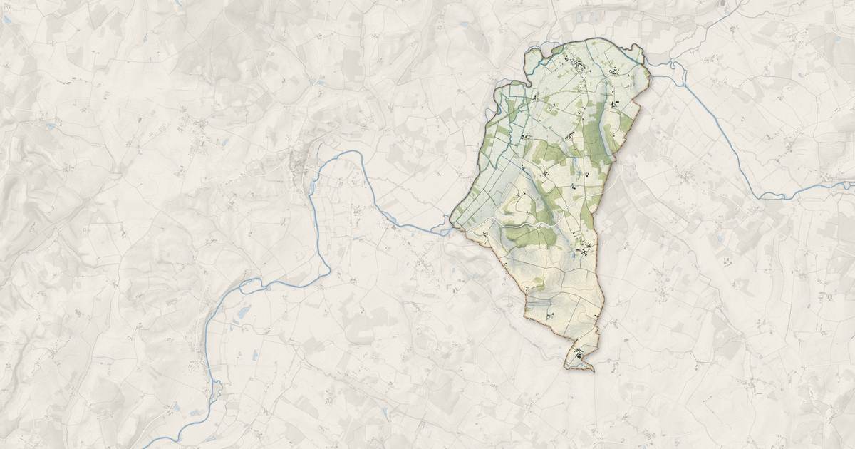Portrait cartographique de Petit-Bersac : relief, eau, forêts, bâti et voies, calculés à partir des données de l'IGN