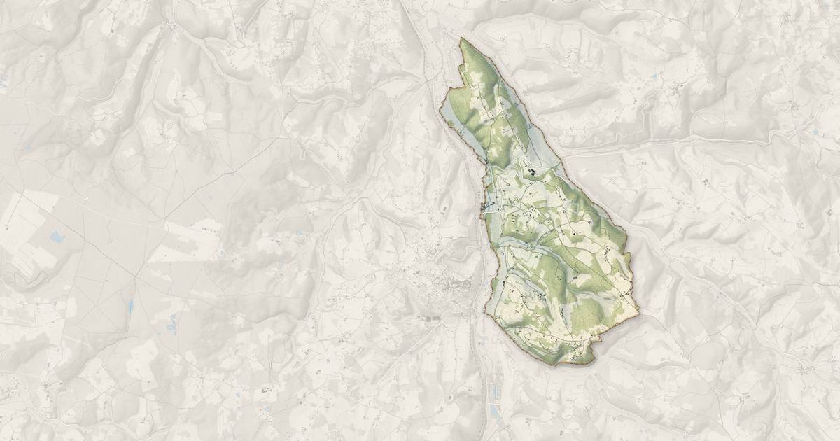 Portrait cartographique de Sagelat : relief, eau, forêts, bâti et voies, calculés à partir des données de l'IGN