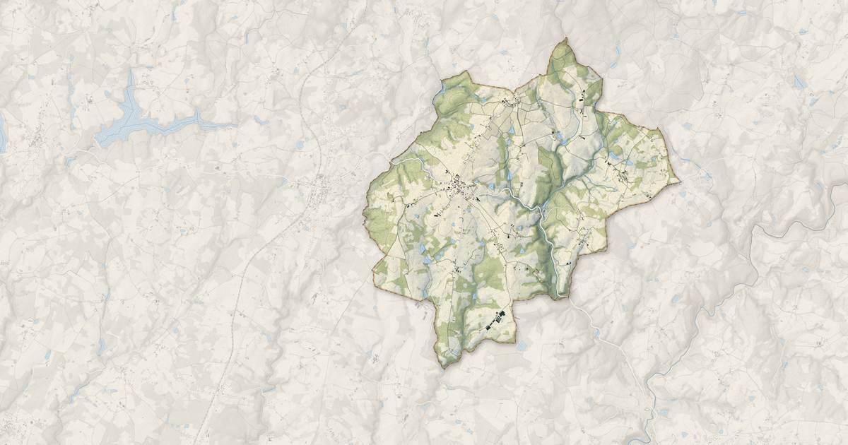 Portrait cartographique de Saint-Priest-les-Fougères : relief, eau, forêts, bâti et voies, calculés à partir des données de l'IGN
