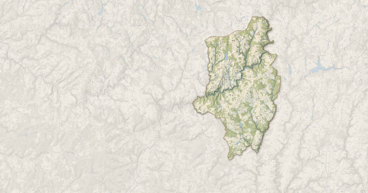 Portrait cartographique de Saint-Saud-Lacoussière : relief, eau, forêts, bâti et voies, calculés à partir des données de l'IGN