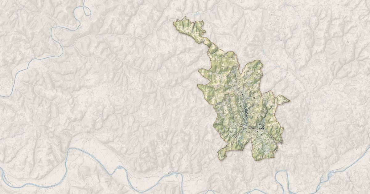 Portrait cartographique de Sarlat-la-Canéda : relief, eau, forêts, bâti et voies, calculés à partir des données de l'IGN