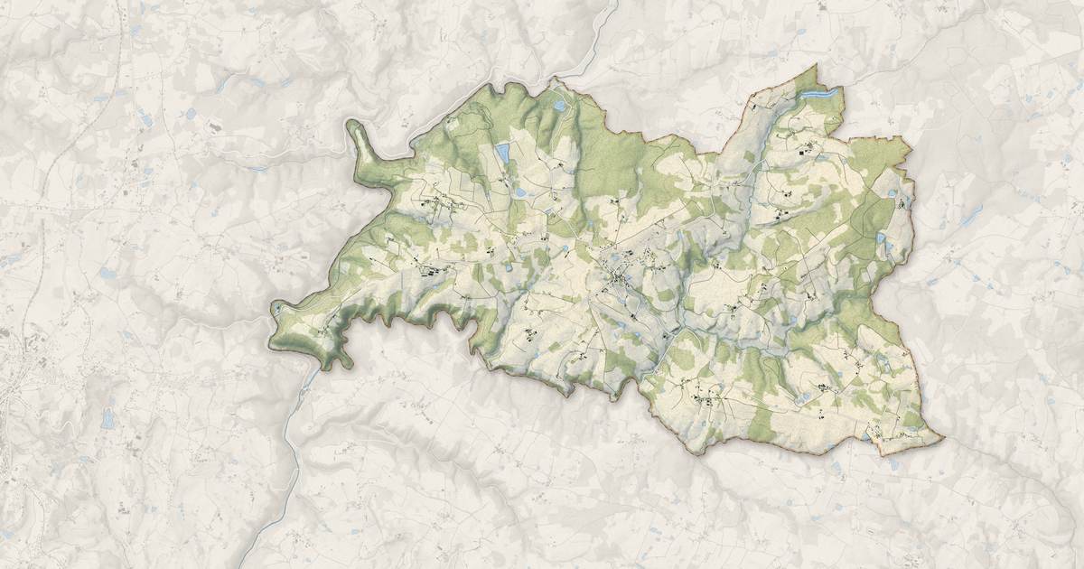 Portrait cartographique de Sarrazac : relief, eau, forêts, bâti et voies, calculés à partir des données de l'IGN