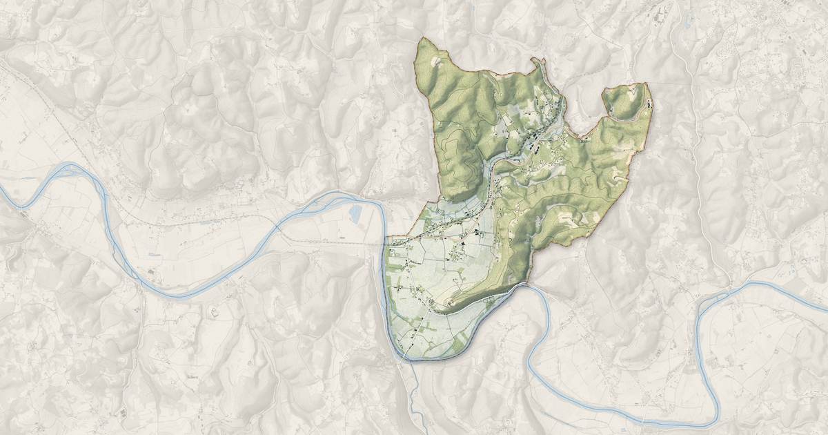 Portrait cartographique de Vézac : relief, eau, forêts, bâti et voies, calculés à partir des données de l'IGN