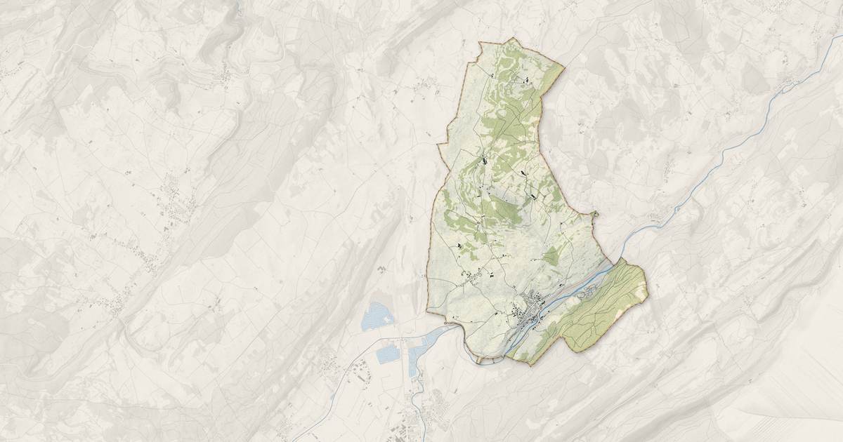 Portrait cartographique de Arçon : relief, eau, forêts, bâti et voies, calculés à partir des données de l'IGN