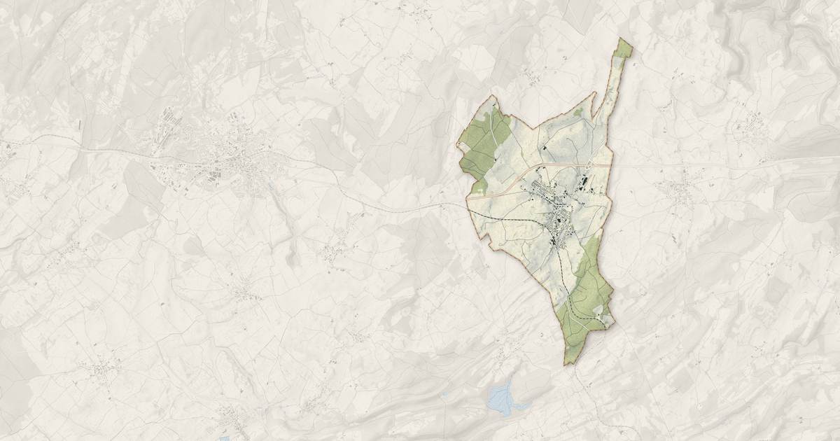 Portrait cartographique de Avoudrey : relief, eau, forêts, bâti et voies, calculés à partir des données de l'IGN