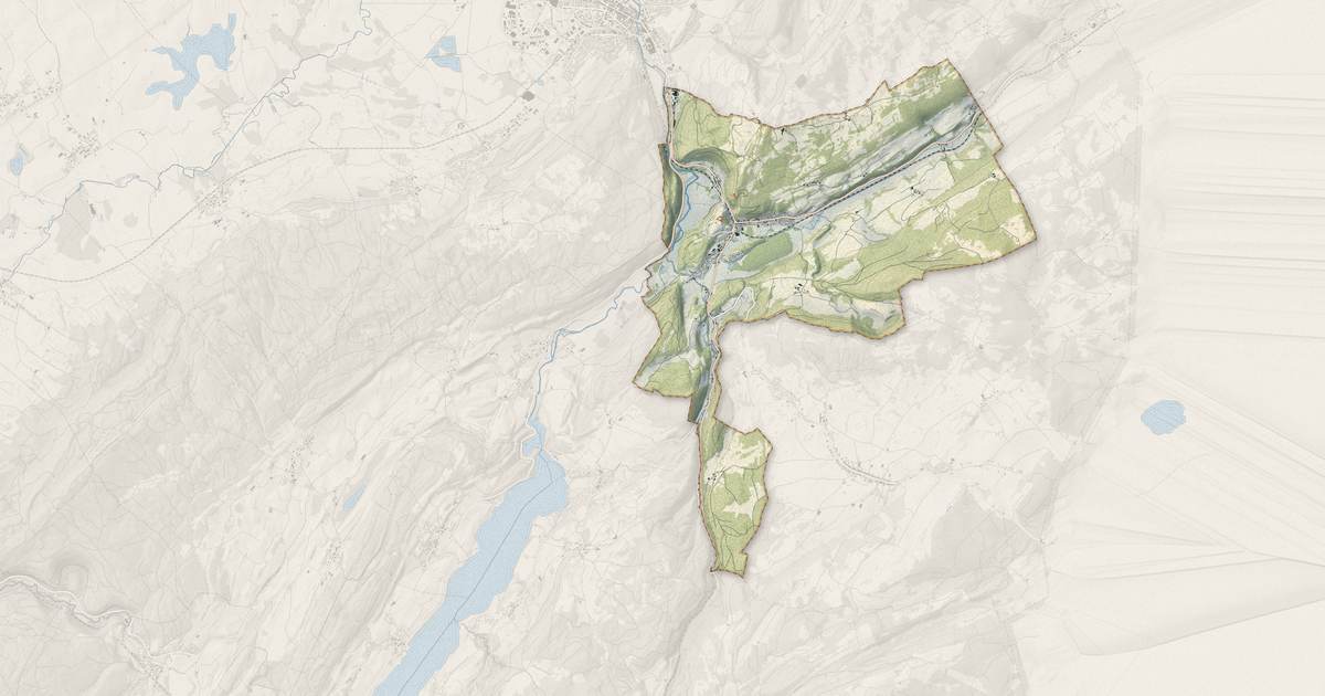 Portrait cartographique de La Cluse-et-Mijoux : relief, eau, forêts, bâti et voies, calculés à partir des données de l'IGN