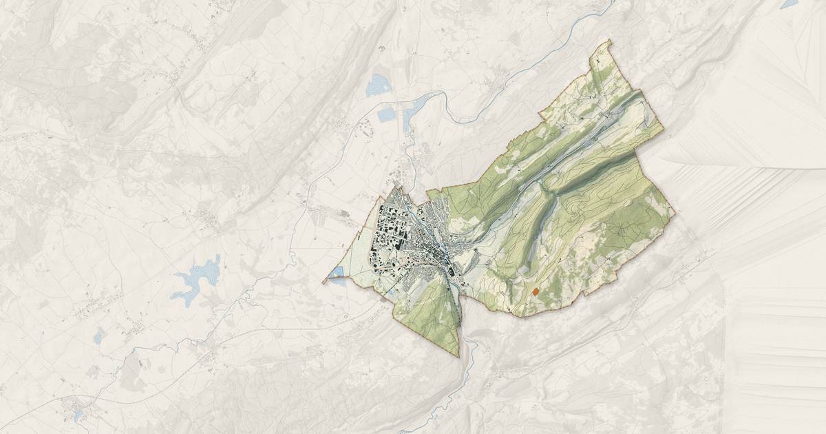 Portrait cartographique de Pontarlier : relief, eau, forêts, bâti et voies, calculés à partir des données de l'IGN