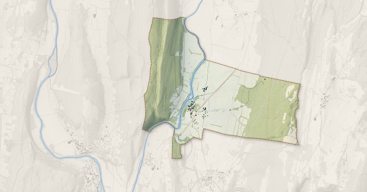 Portrait cartographique de Rennes-sur-Loue : relief, eau, forêts, bâti et voies, calculés à partir des données de l'IGN