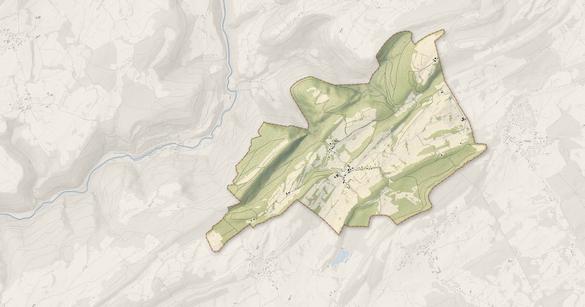 Portrait cartographique de Saint-Julien-lès-Russey : relief, eau, forêts, bâti et voies, calculés à partir des données de l'IGN