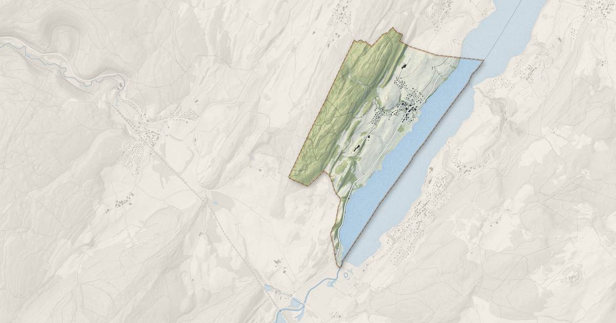 Portrait cartographique de Saint-Point-Lac : relief, eau, forêts, bâti et voies, calculés à partir des données de l'IGN