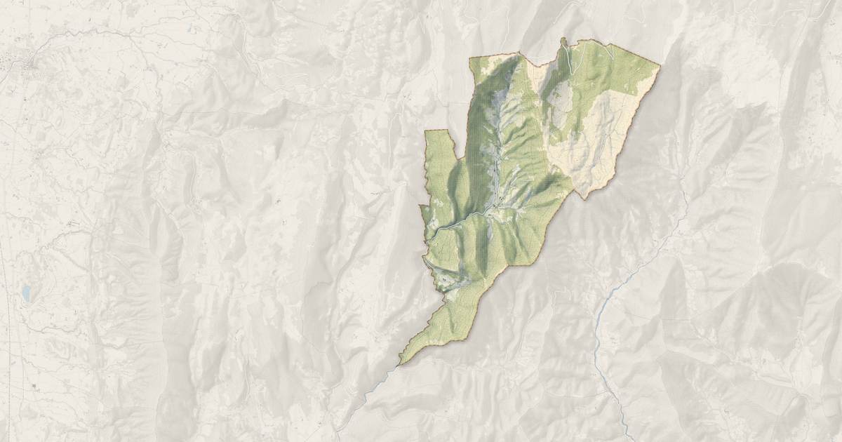 Portrait cartographique de Omblèze : relief, eau, forêts, bâti et voies, calculés à partir des données de l'IGN