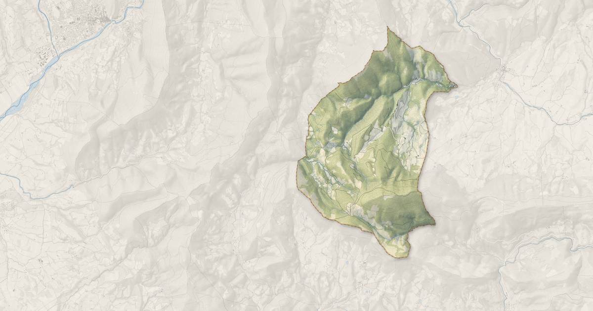 Portrait cartographique de Rochebrune : relief, eau, forêts, bâti et voies, calculés à partir des données de l'IGN