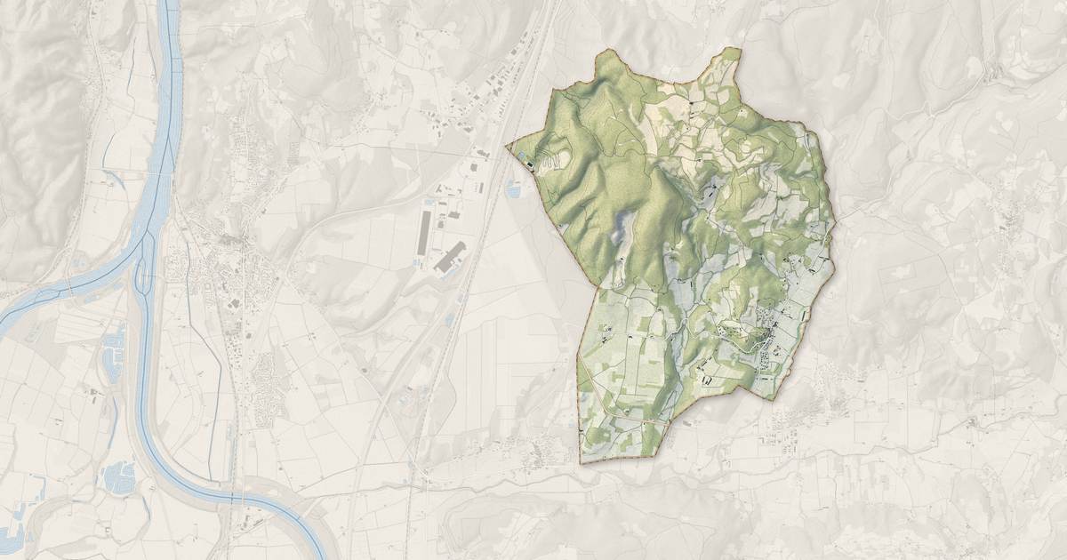 Portrait cartographique de Roussas : relief, eau, forêts, bâti et voies, calculés à partir des données de l'IGN