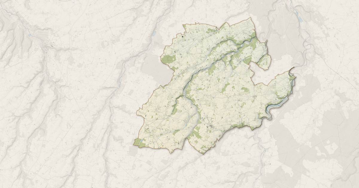 Portrait cartographique de Mesnil-en-Ouche : relief, eau, forêts, bâti et voies, calculés à partir des données de l'IGN