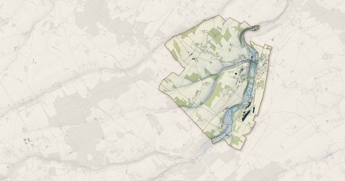 Portrait cartographique de Rugles : relief, eau, forêts, bâti et voies, calculés à partir des données de l'IGN