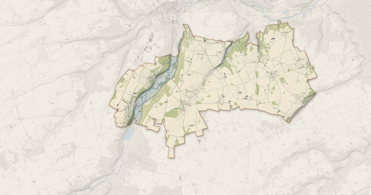 Portrait cartographique de Treis-Sants-en-Ouche : relief, eau, forêts, bâti et voies, calculés à partir des données de l'IGN