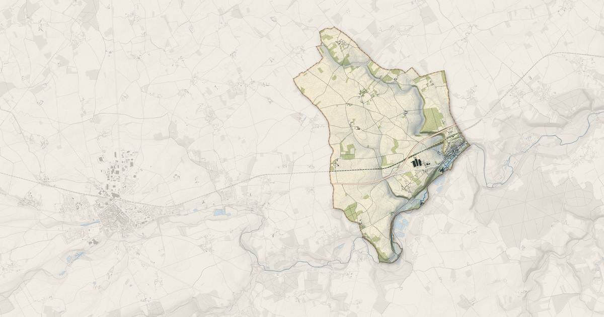 Portrait cartographique de Tillières-sur-Avre : relief, eau, forêts, bâti et voies, calculés à partir des données de l'IGN