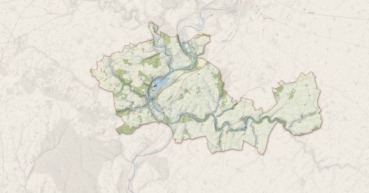 Portrait cartographique de Cloyes-les-Trois-Rivières : relief, eau, forêts, bâti et voies, calculés à partir des données de l'IGN