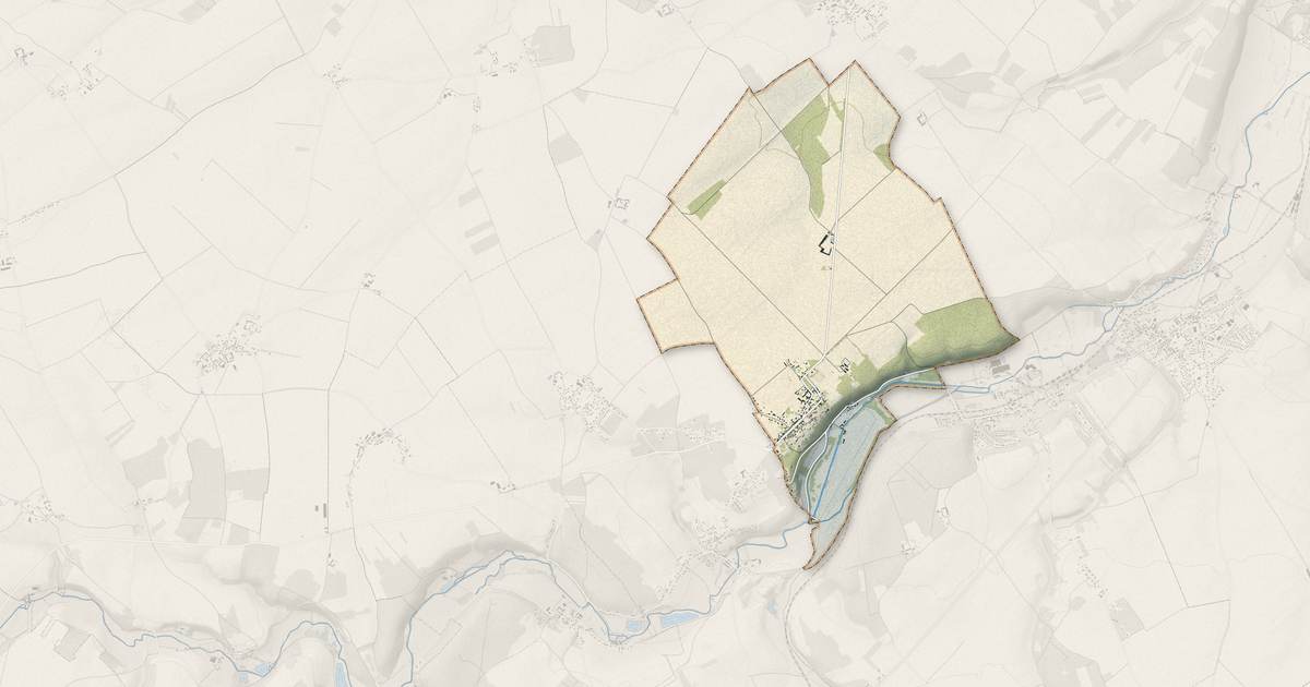 Portrait cartographique de Crécy-Couvé : relief, eau, forêts, bâti et voies, calculés à partir des données de l'IGN