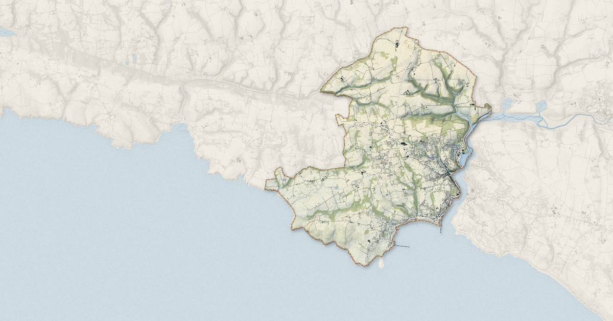 Portrait cartographique de Audierne : relief, eau, forêts, bâti et voies, calculés à partir des données de l'IGN