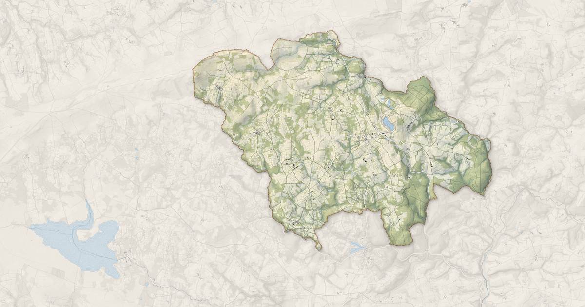 Portrait cartographique de Berrien : relief, eau, forêts, bâti et voies, calculés à partir des données de l'IGN