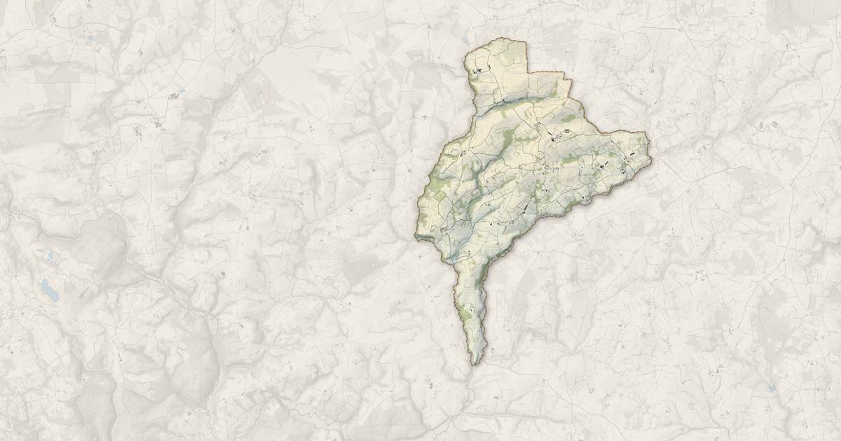 Portrait cartographique de Bolazec : relief, eau, forêts, bâti et voies, calculés à partir des données de l'IGN