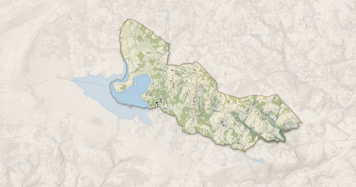 Portrait cartographique de Brennilis : relief, eau, forêts, bâti et voies, calculés à partir des données de l'IGN