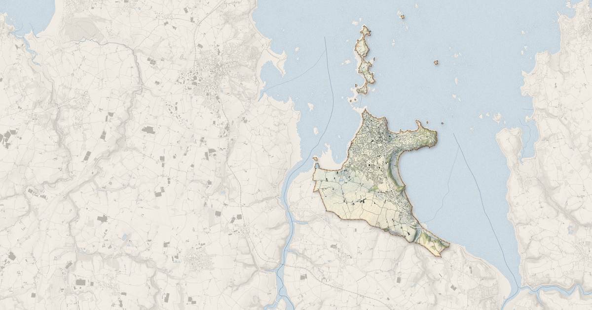 Portrait cartographique de Carantec : relief, eau, forêts, bâti et voies, calculés à partir des données de l'IGN
