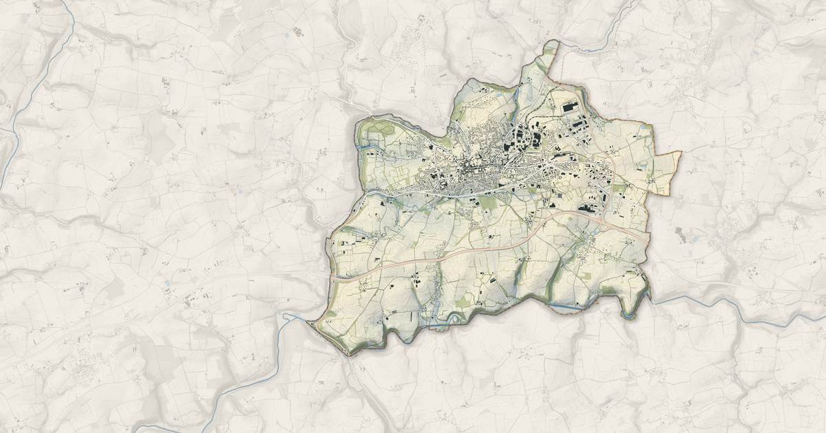 Portrait cartographique de Carhaix-Plouguer : relief, eau, forêts, bâti et voies, calculés à partir des données de l'IGN
