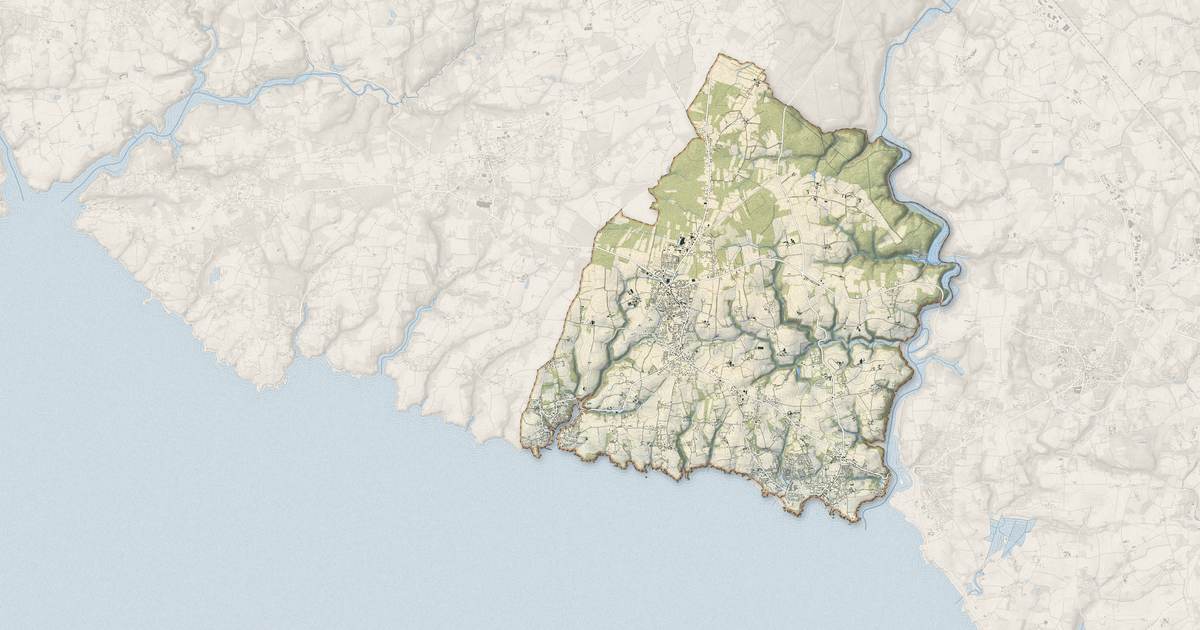 Portrait cartographique de Clohars-Carnoët : relief, eau, forêts, bâti et voies, calculés à partir des données de l'IGN