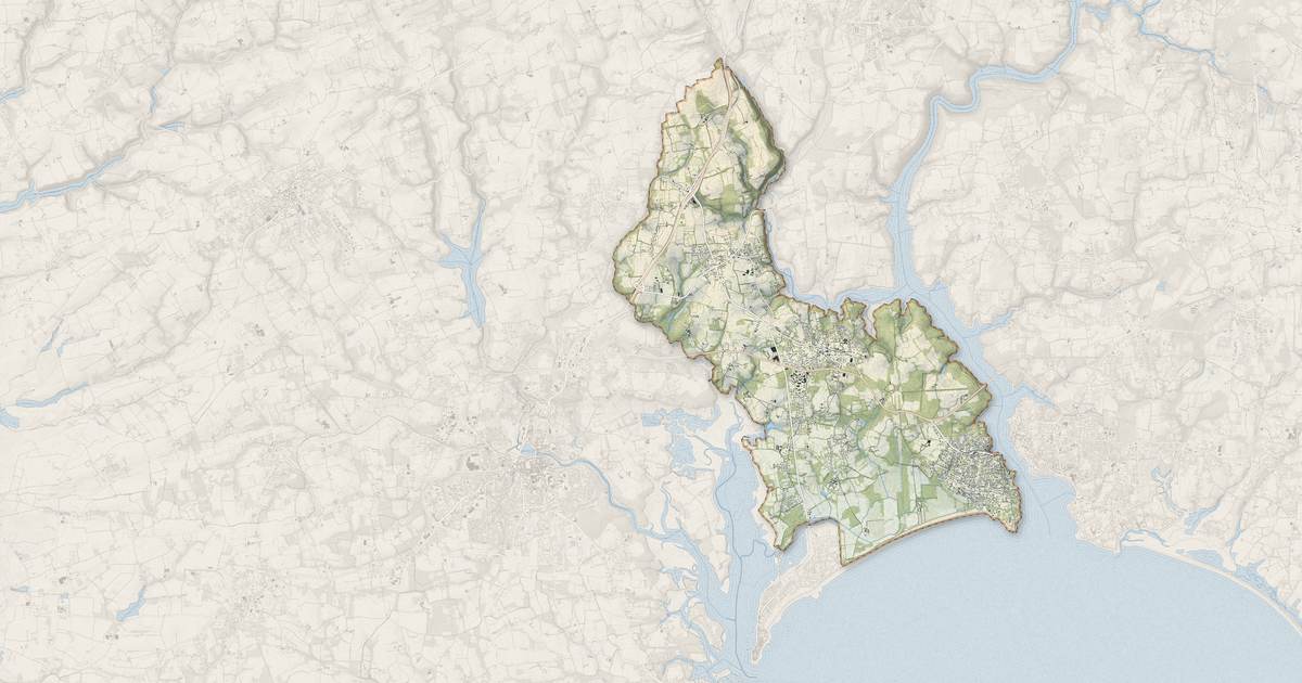 Portrait cartographique de Combrit : relief, eau, forêts, bâti et voies, calculés à partir des données de l'IGN