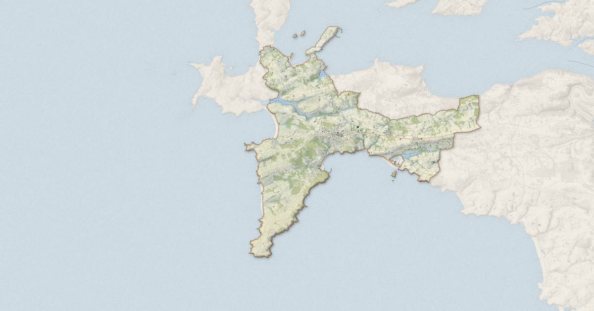 Portrait cartographique de Crozon : relief, eau, forêts, bâti et voies, calculés à partir des données de l'IGN