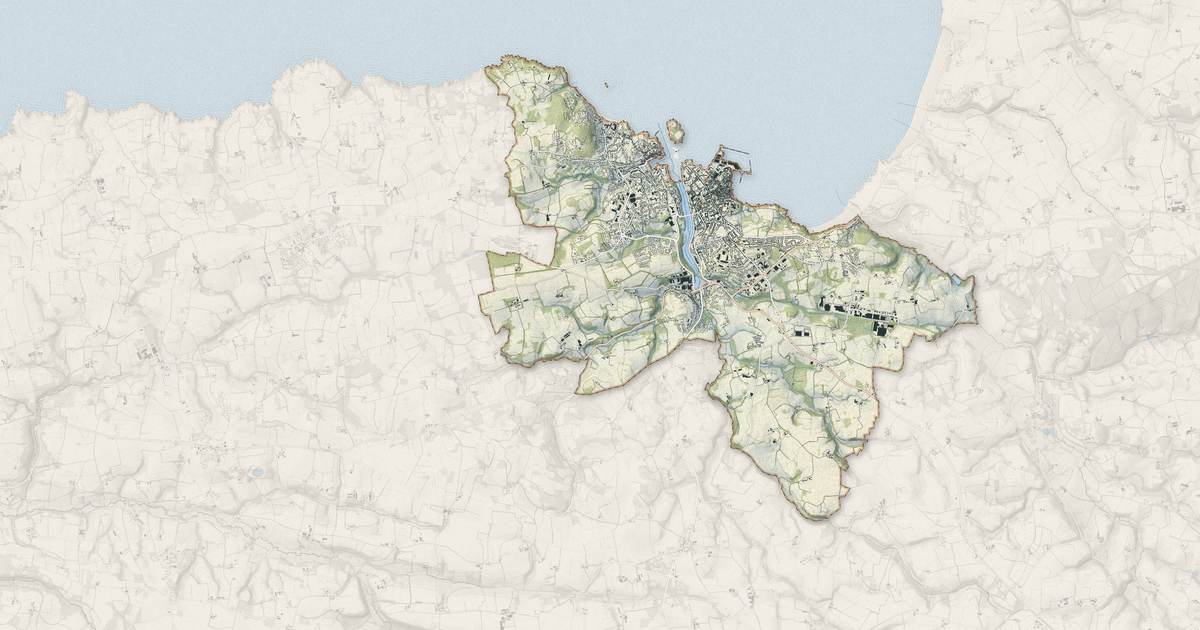 Portrait cartographique de Douarnenez : relief, eau, forêts, bâti et voies, calculés à partir des données de l'IGN