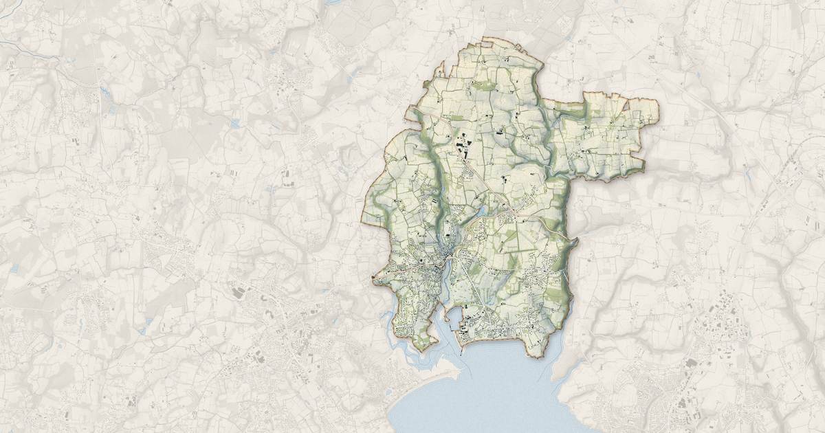 Portrait cartographique de La Forêt-Fouesnant : relief, eau, forêts, bâti et voies, calculés à partir des données de l'IGN