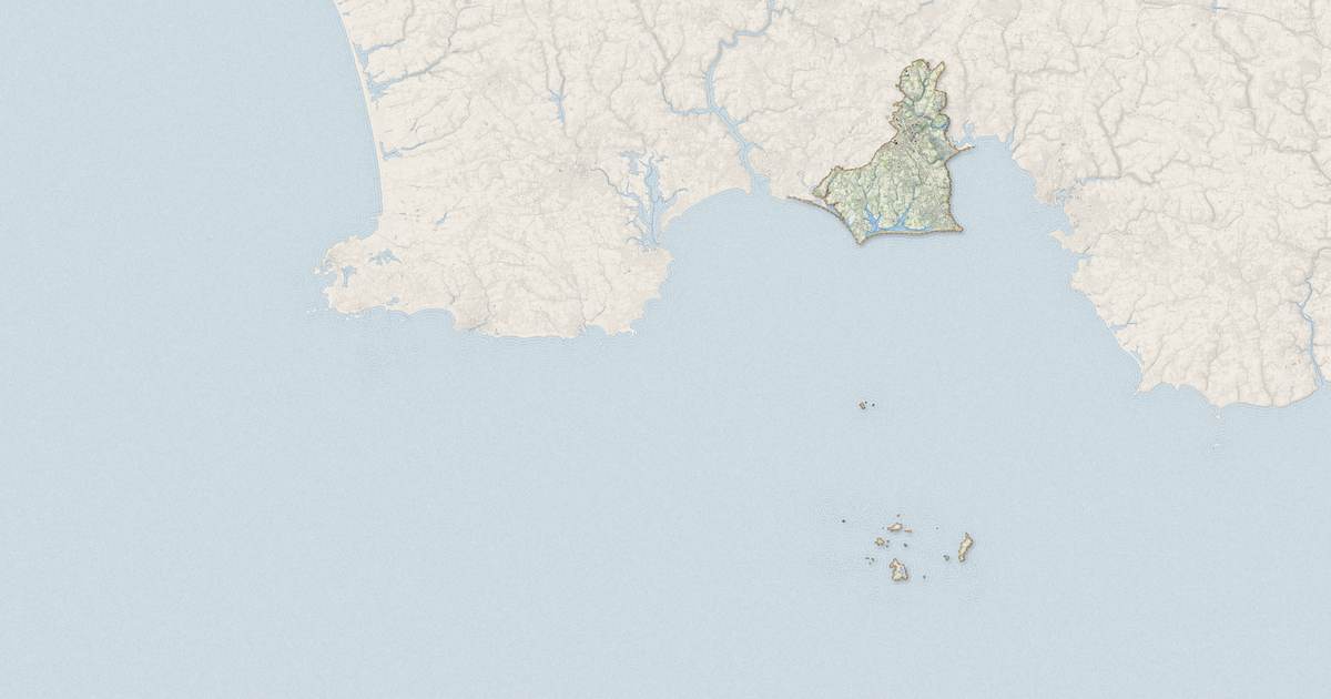 Portrait cartographique de Fouesnant : relief, eau, forêts, bâti et voies, calculés à partir des données de l'IGN